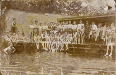 835733 Afbeelding van een groep zwemmers in een onbekend zwembad, mogelijk de Zweminrichting De Minstroom aan de ...